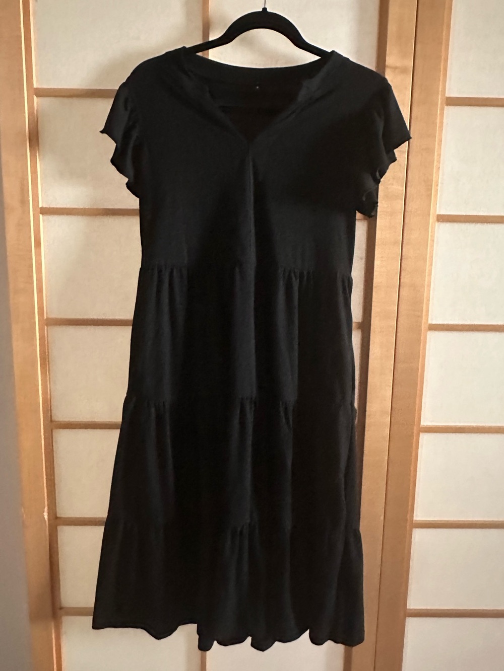Women’s Black Tiered V-Neck Short Sleeve MIDI Dress. S